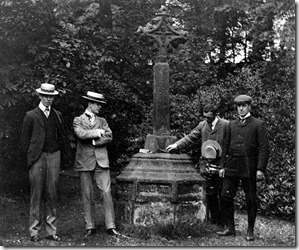 Four visitors with Foldys Cross around 1900